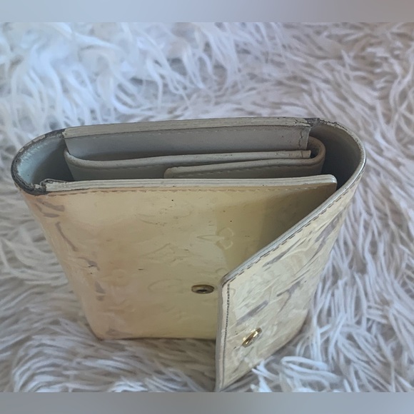 🏆VINTAGE LV IVORY VERNIS INTL WALLET-Outside needs a paint job!Purchased 4 DIY - Picture 6 of 7